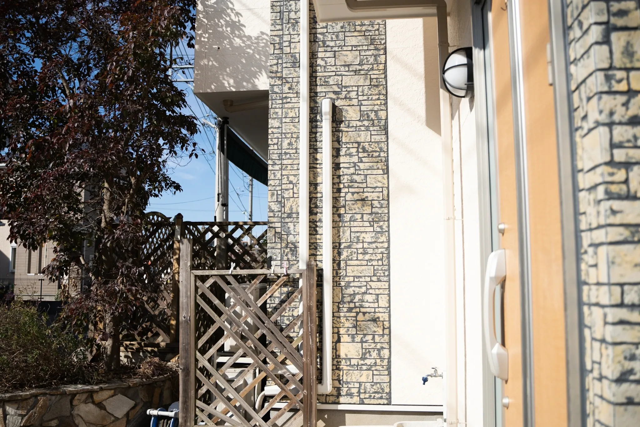 DIYでも人気がある『コンクリート打ちっ放し風の外壁塗装』を詳しくご紹介します！_2